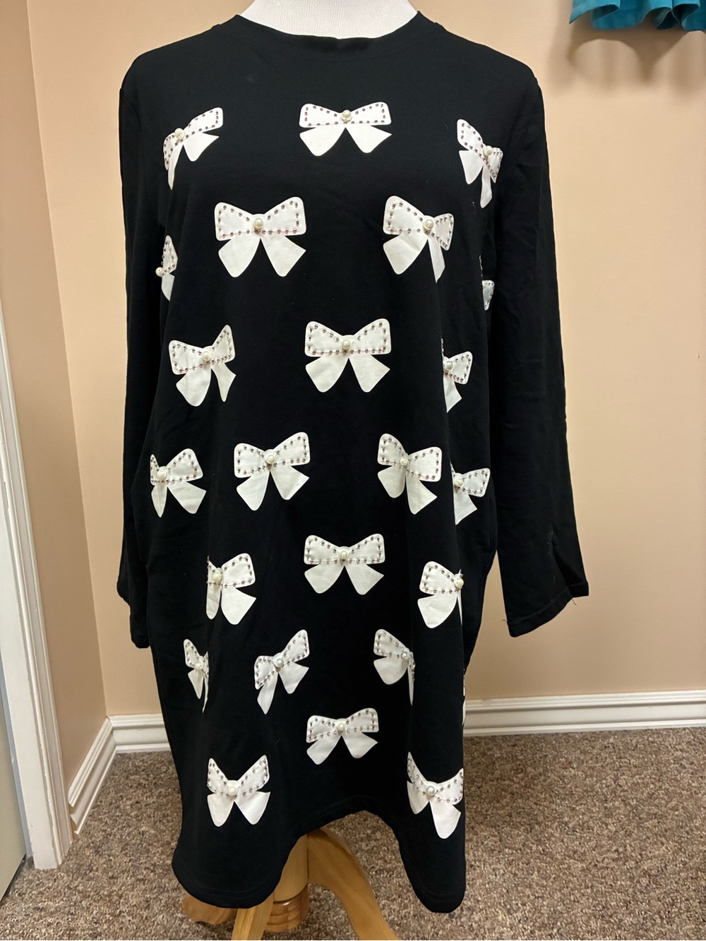Teria Yabar Size Large Black Long-Sleeve Bow-Appliqué Dress